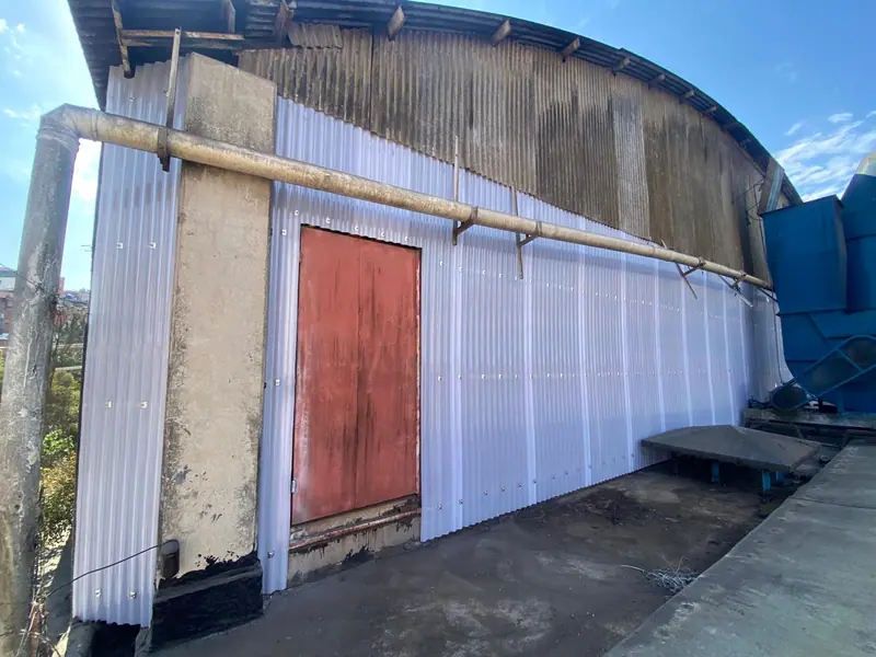 A mesma fachada durante a obra: telhas novas na parte de baixo e as antigas ainda em cima