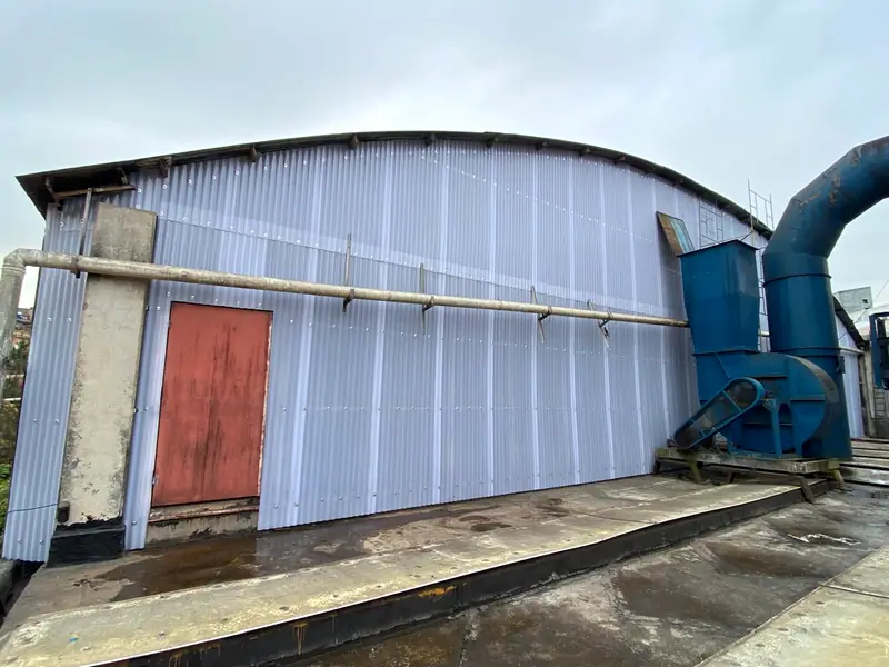 A mesma fachada depois da obra, com as telhas novas, a porta vermelha e o equipamento azul